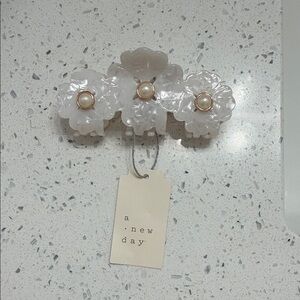a new day Pearl Center White Floral Acrylic Hair Clip